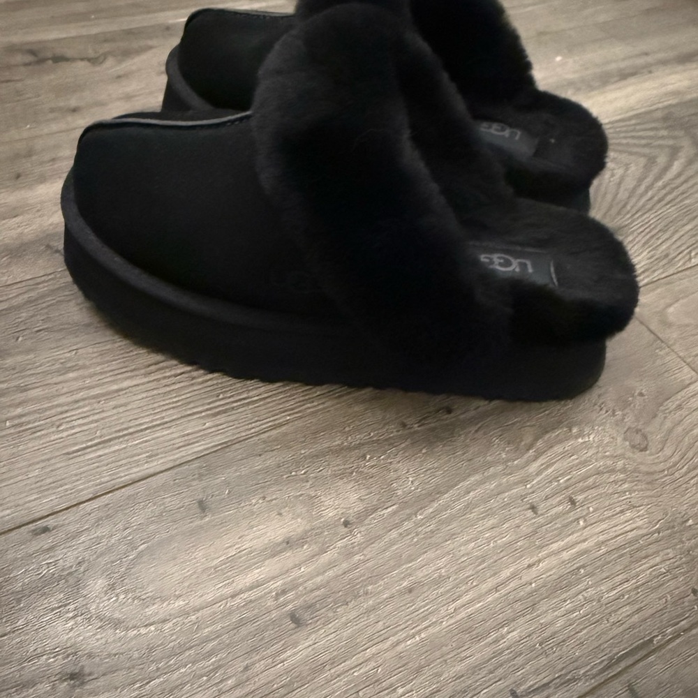 UGG Women's Cozy Black platform Slippers